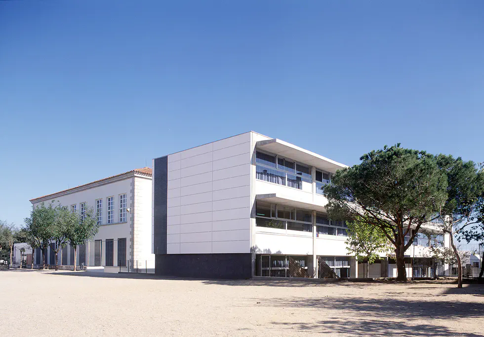 Modern school building with trees in the courtyard.