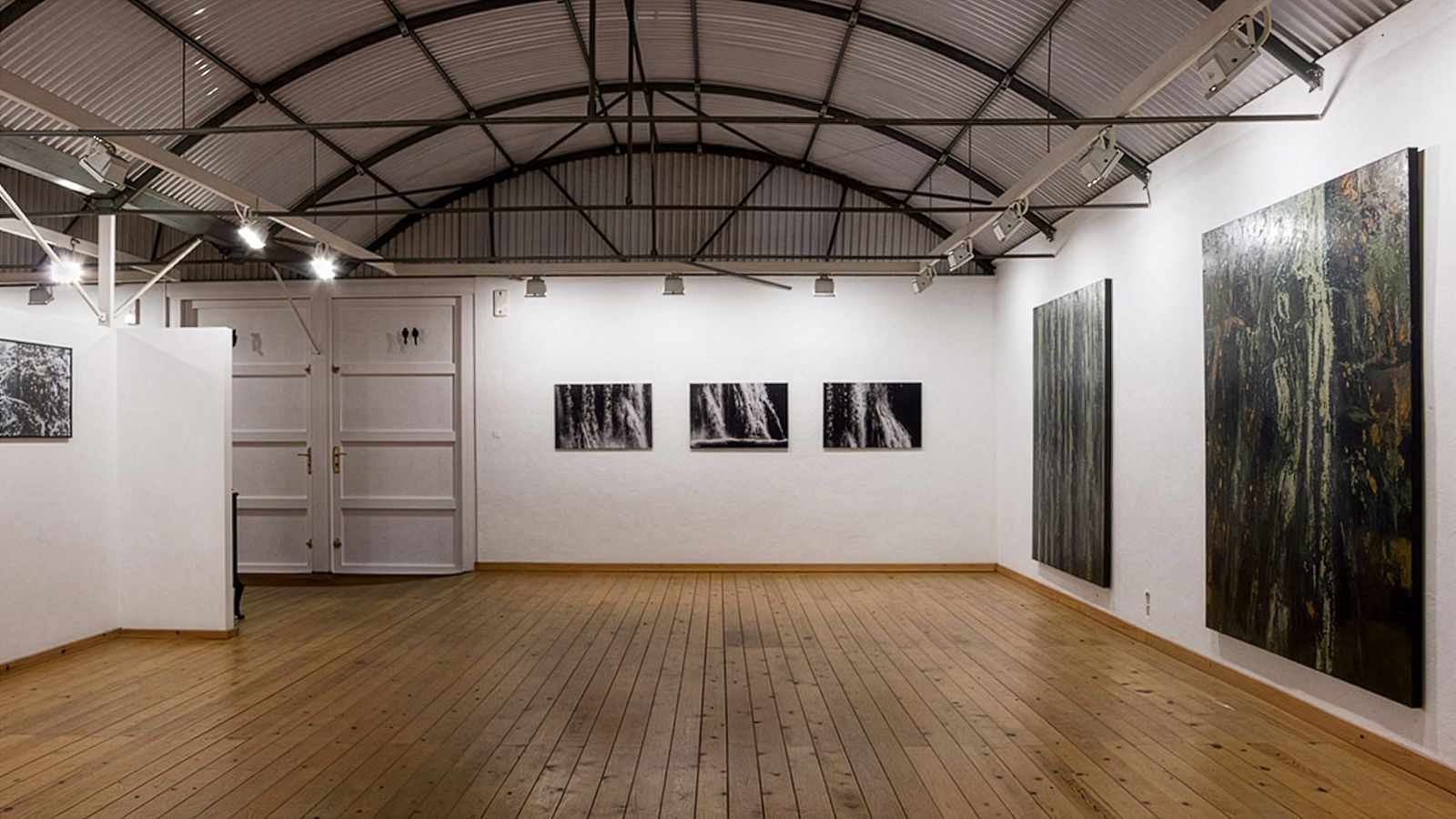 Espai d'exposició amb obres d'art grans i mitjanes exposades.